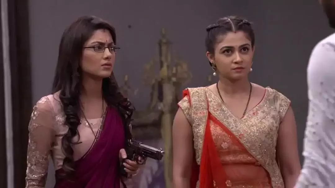 Sriti Jha aka Pragya or Nia Sharma aka Brinda Who ace the floral saree look