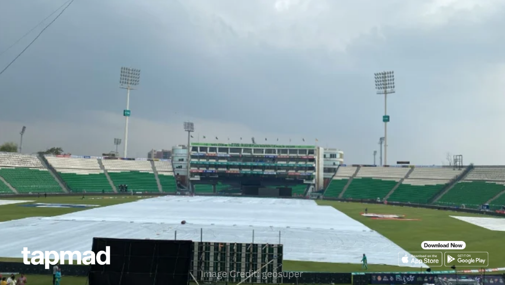 Detailed weather forecast graphic for the PSL 11 match, showing thunderstorm threats and meteorological data.